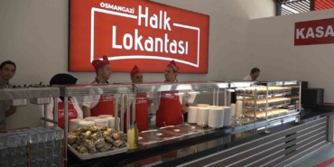 Bursa’nın ilk halk lokantası açıldı, ilk servisi Başkan Aydın yaptı