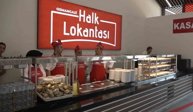 Bursa’nın ilk halk lokantası açıldı, ilk servisi Başkan Aydın yaptı