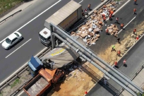 Büyükçekmece TEM’de feci kaza: Bariyerleri aşan kamyon, çalışma yapan karayolları aracına çarptı