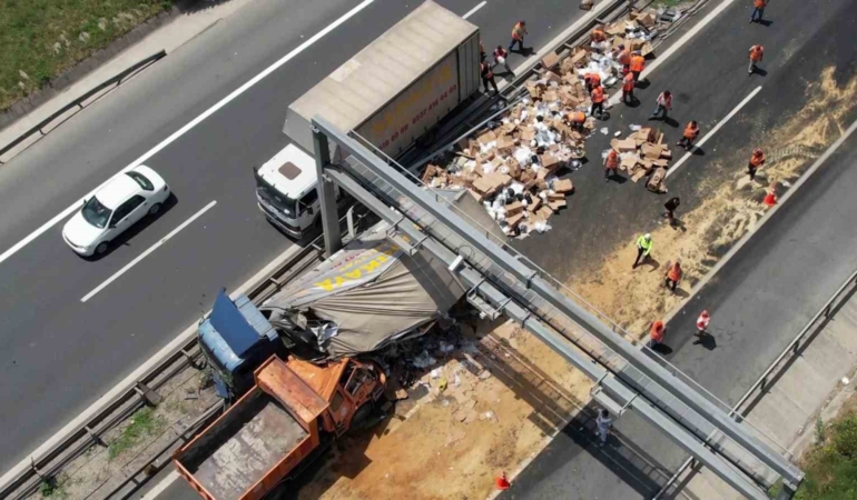 Büyükçekmece TEM’de feci kaza: Bariyerleri aşan kamyon, çalışma yapan karayolları aracına çarptı
