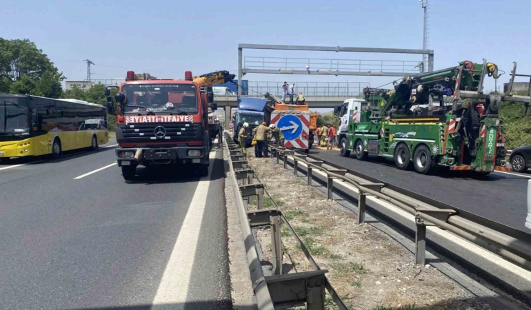 Büyükçekmece TEM’de sıkışmalı trafik kazası: 1 yaralı