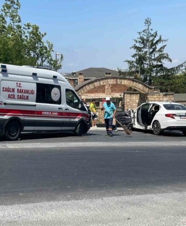 Büyükçekmece’de ambulans otomobile çarptı: 4 yaralı