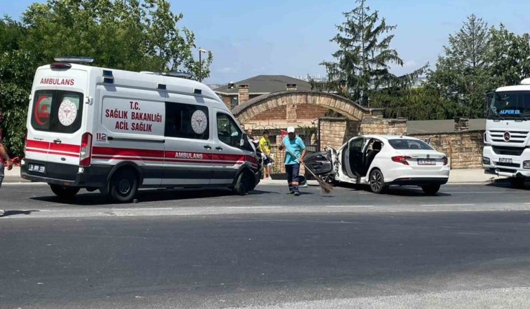 Büyükçekmece’de ambulans otomobile çarptı: 4 yaralı