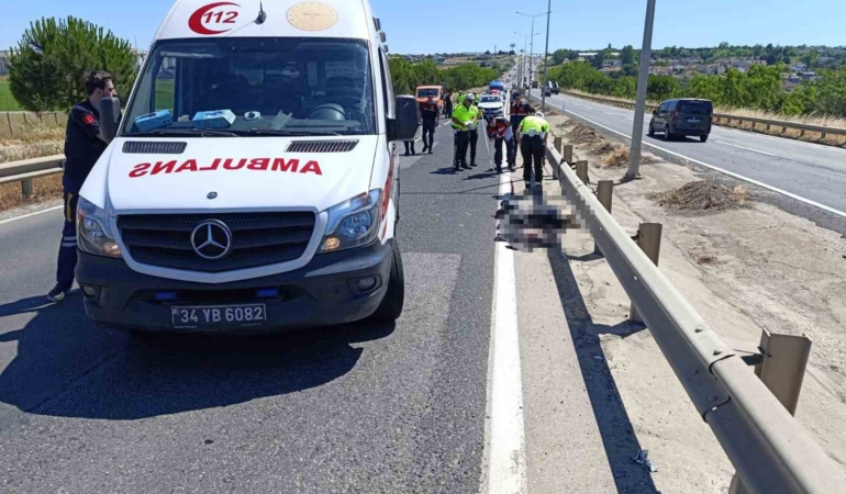 Büyükçekmece’de kırmızı ışıkta geçen bisikletliye motosiklet çarptı: 3 yaralı