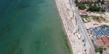 Büyükçekmece’de Kurban Bayramında vatandaşlar serinlemek için denize akın etti