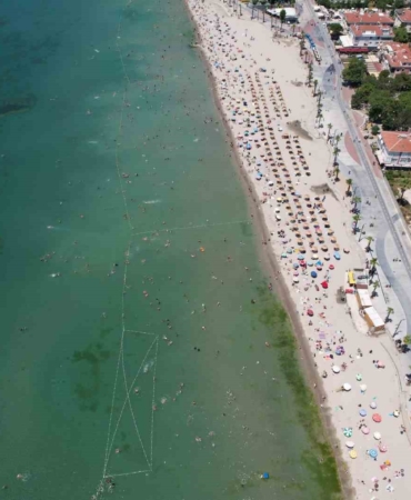 Büyükçekmece’de Kurban Bayramında vatandaşlar serinlemek için denize akın etti