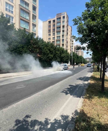 Büyükçekmece’de seyir halinde alev alan otomobil kullanılamaz hale geldi