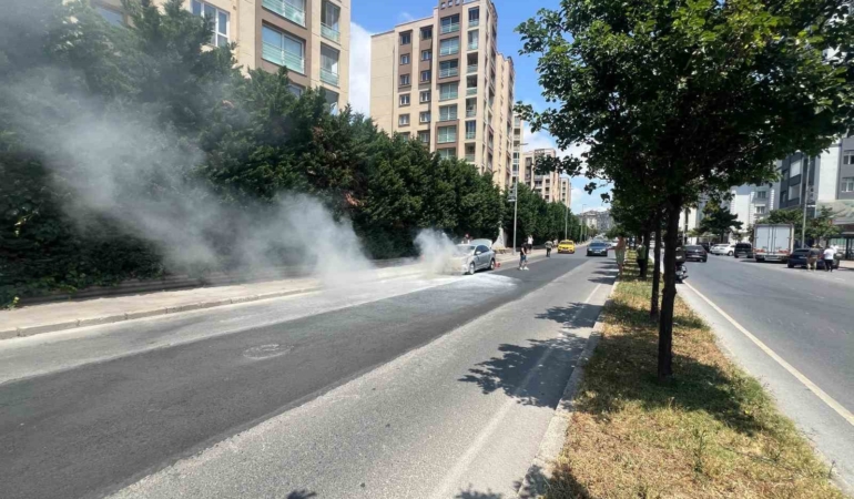 Büyükçekmece’de seyir halinde alev alan otomobil kullanılamaz hale geldi