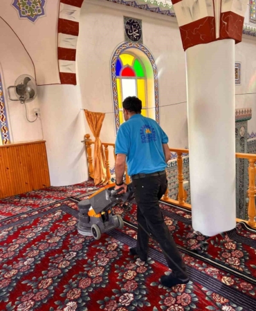 Cami ve ibadethaneler bayrama hazırlanıyor