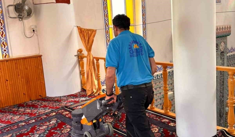 Cami ve ibadethaneler bayrama hazırlanıyor