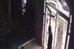 Camiye girdi, terlikleri çalarak kayıplara karıştı