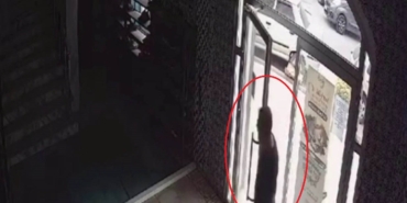 Camiye girdi, terlikleri çalarak kayıplara karıştı