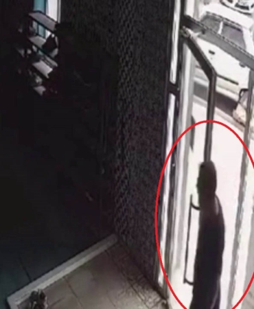 Camiye girdi, terlikleri çalarak kayıplara karıştı