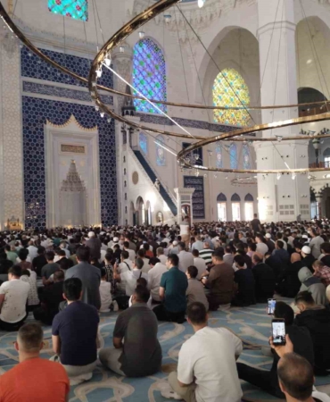 Çamlıca Camii’nde bayram namazı kılındı