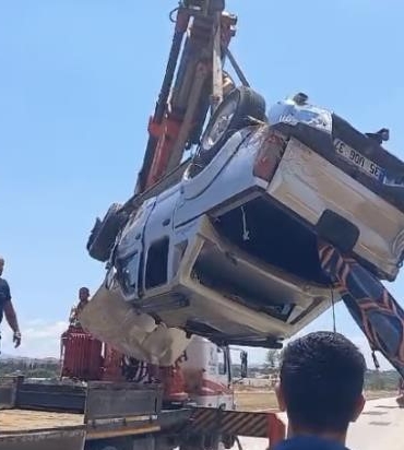 Çanakkale hafif ticari araç takla attı, 3 kişi yaralandı