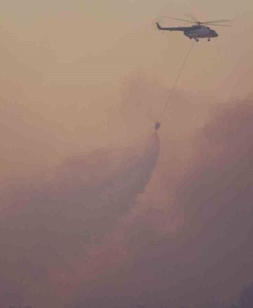 Çanakkale’de 14 saattir kontrol altına alınamayan orman yangınına havadan müdahale başladı