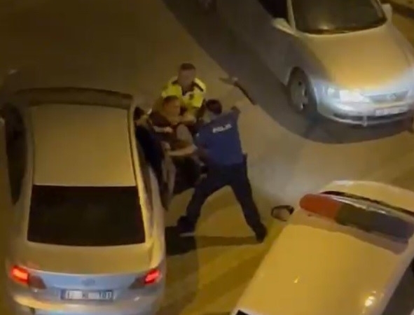 Çanakkale’de ’dur’ ihtarına uymayarak kaçan otomobildeki 2 kişiye orantısız güç kullanan polis tutuklandı