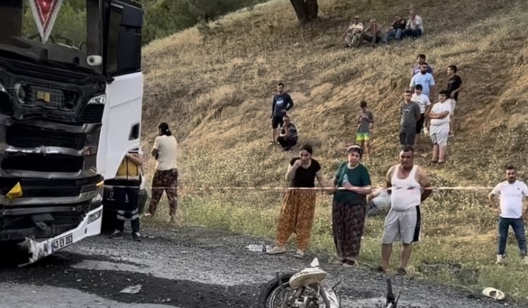Çanakkale’de kamyon ile motosiklet çarpıştı: 2 ölü