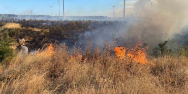 Çanakkale’de tarım arazisinde çıkan yangın ormanlık alana sıçradı