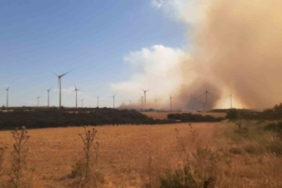 Çanakkale’de tarım arazisinde çıkan yangına müdahale sürüyor