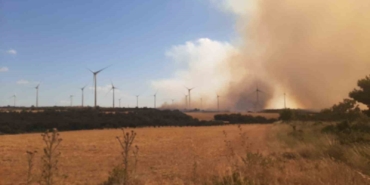 Çanakkale’de tarım arazisinde çıkan yangına müdahale sürüyor