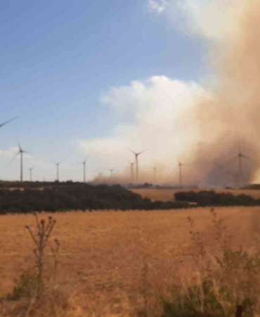 Çanakkale’de tarım arazisinde çıkan yangına müdahale sürüyor