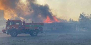 Çanakkale’deki yangında alevler çimento fabrikası liman tesislerine ulaştı