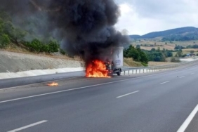 Çaresizce araçlarının yanmasını izlediler