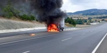 Çaresizce araçlarının yanmasını izlediler