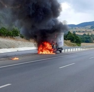 Çaresizce araçlarının yanmasını izlediler