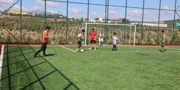 Çayırova’da çocuklar yaz tatillerini halı sahalarda geçiriyor