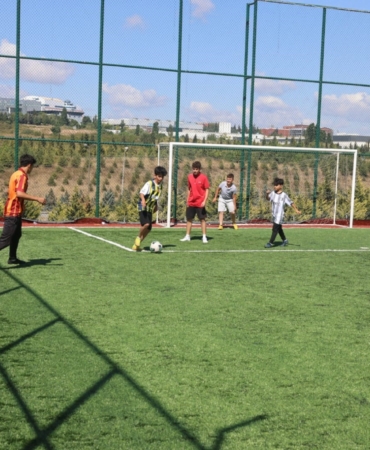 Çayırova’da çocuklar yaz tatillerini halı sahalarda geçiriyor