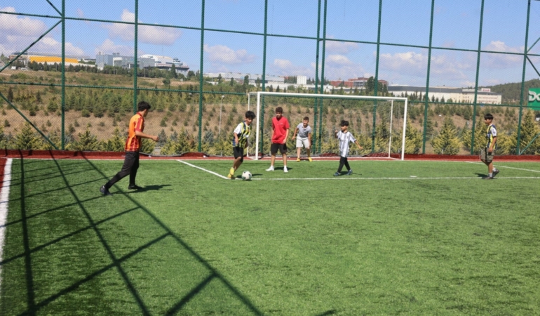 Çayırova’da çocuklar yaz tatillerini halı sahalarda geçiriyor