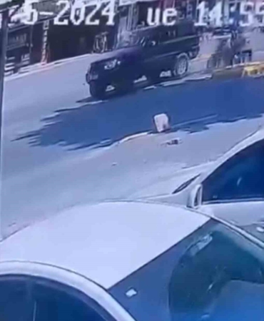 Cipe çarpan motosikletin sürücüsü ağır yaralandı: Kaza anı kamerada