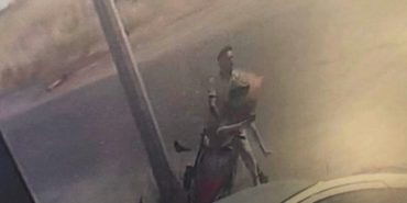 Çocuk sürücünün kullandığı motosiklet kazası kamerada: 2 yaralı