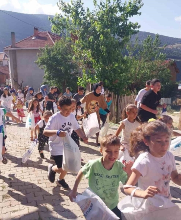 Çocuklar, bayram coşkusunu adak geleneğiyle erken yaşadı