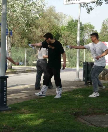 Çocuklar kendi aquaparkını kurdu