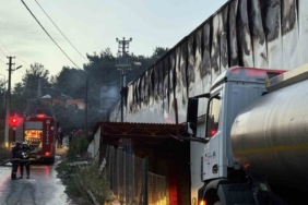 D-650 kara yolunu dumana boğan fabrika yangını 2 buçuk saat sonra söndürüldü