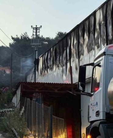 D-650 kara yolunu dumana boğan fabrika yangını 2 buçuk saat sonra söndürüldü