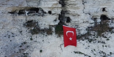 Deniz manzaralı mağarasında keyif çatıyor
