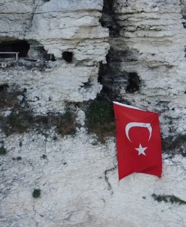 Deniz manzaralı mağarasında keyif çatıyor