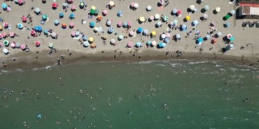 Deniz yasağı kalktı, sahilde adım atacak yer kalmadı