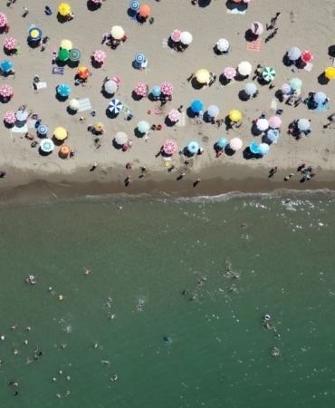 Deniz yasağı kalktı, sahilde adım atacak yer kalmadı