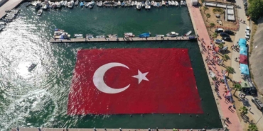 Denizde dev Türk bayrağı açıldı