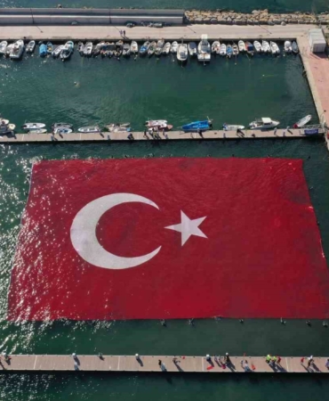 Denizde dev Türk bayrağı açıldı