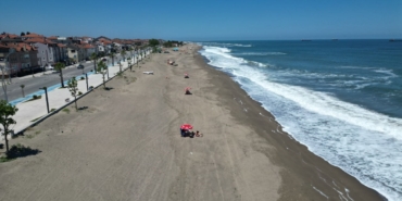 Denize girmek yasaklanınca sahilde güneşlendiler