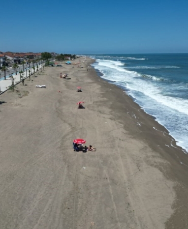 Denize girmek yasaklanınca sahilde güneşlendiler