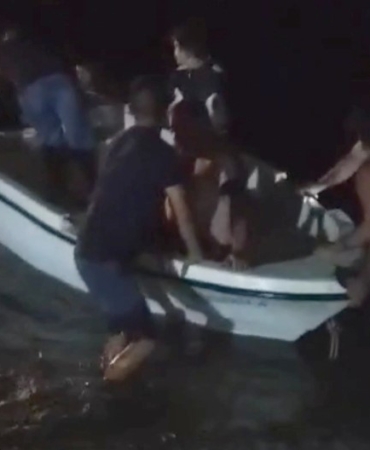 Denizin ortasında can pazarı: Mahsur kalanları kurtarmak için zamanla yarıştılar