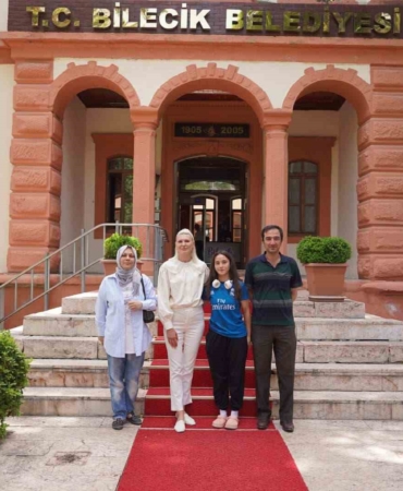 Dereceye giren sporculara bisiklet hediye etti