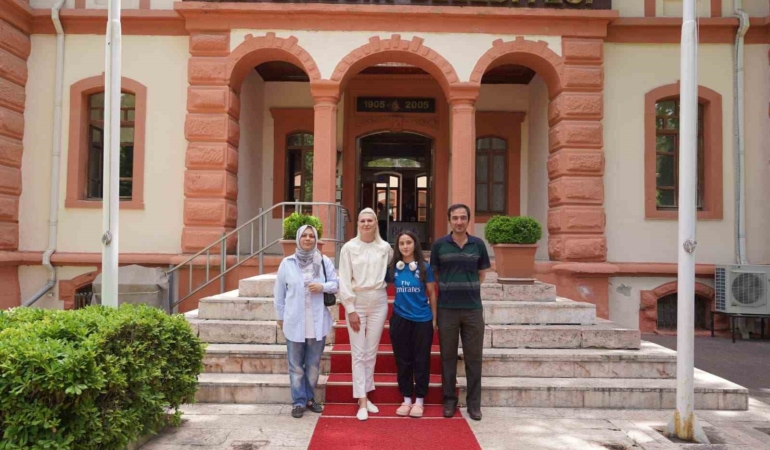 Dereceye giren sporculara bisiklet hediye etti